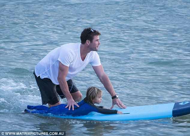 Thor trẻ và đẹp trai hơn hẳn sau khi cạo râu, cướp tim các cô gái với hình ảnh ân cần bên con nhỏ