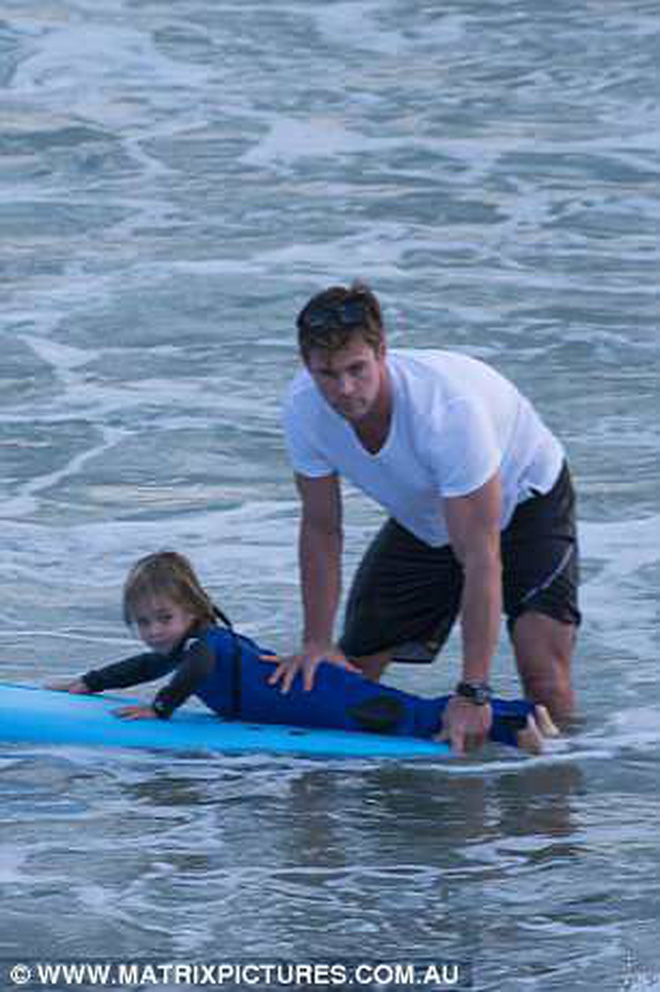 Thor trẻ và đẹp trai hơn hẳn sau khi cạo râu, cướp tim các cô gái với hình ảnh ân cần bên con nhỏ Thor trẻ và đẹp trai hơn hẳn sau khi cạo râu, cướp tim các cô gái với hình ảnh ân cần bên con nhỏ