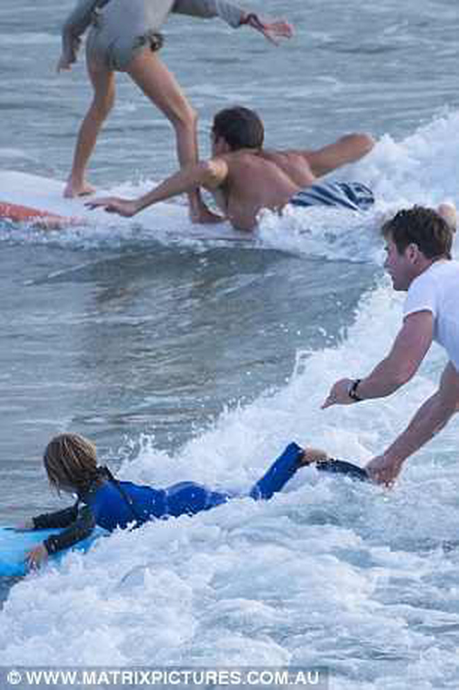 Thor trẻ và đẹp trai hơn hẳn sau khi cạo râu, cướp tim các cô gái với hình ảnh ân cần bên con nhỏ