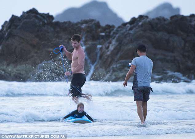 Thor trẻ và đẹp trai hơn hẳn sau khi cạo râu, cướp tim các cô gái với hình ảnh ân cần bên con nhỏ