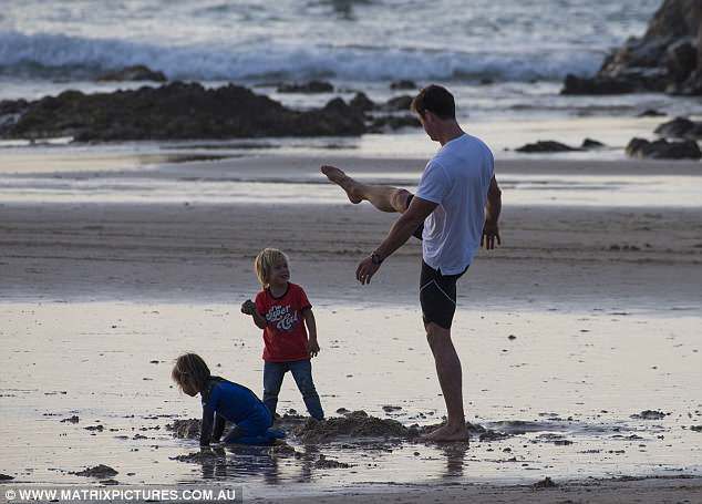 Thor trẻ và đẹp trai hơn hẳn sau khi cạo râu, cướp tim các cô gái với hình ảnh ân cần bên con nhỏ