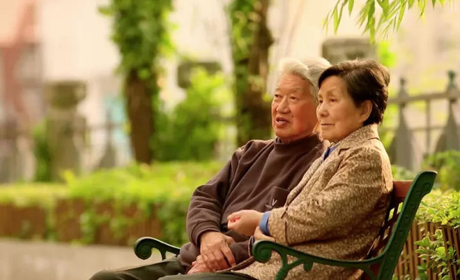 Nếu có một ngày bà ấy quên tôi, tôi phải làm thế nào?: Chuyện tình già nhưng sẽ khiến chị em ao ước về chồng mình Nếu có một ngày bà ấy quên tôi, tôi phải làm thế nào?: Chuyện tình già nhưng sẽ khiến chị em ao ước về chồng mình