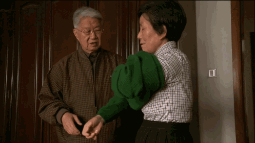 Nếu có một ngày bà ấy quên tôi, tôi phải làm thế nào?: Chuyện tình già nhưng sẽ khiến chị em ao ước về chồng mình Nếu có một ngày bà ấy quên tôi, tôi phải làm thế nào?: Chuyện tình già nhưng sẽ khiến chị em ao ước về chồng mình