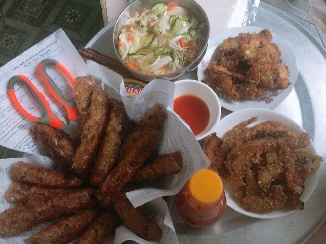 Nấu cho chồng ăn là chuyện xưa rồi, các chị giờ còn thi nhau khoe được chồng nấu cho mâm cơm toàn sơn hào hải vị