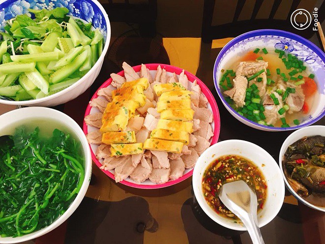 Nấu cho chồng ăn là chuyện xưa rồi, các chị giờ còn thi nhau khoe được chồng nấu cho mâm cơm toàn sơn hào hải vị