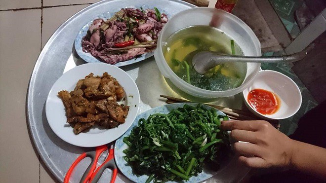 Nấu cho chồng ăn là chuyện xưa rồi, các chị giờ còn thi nhau khoe được chồng nấu cho mâm cơm toàn sơn hào hải vị