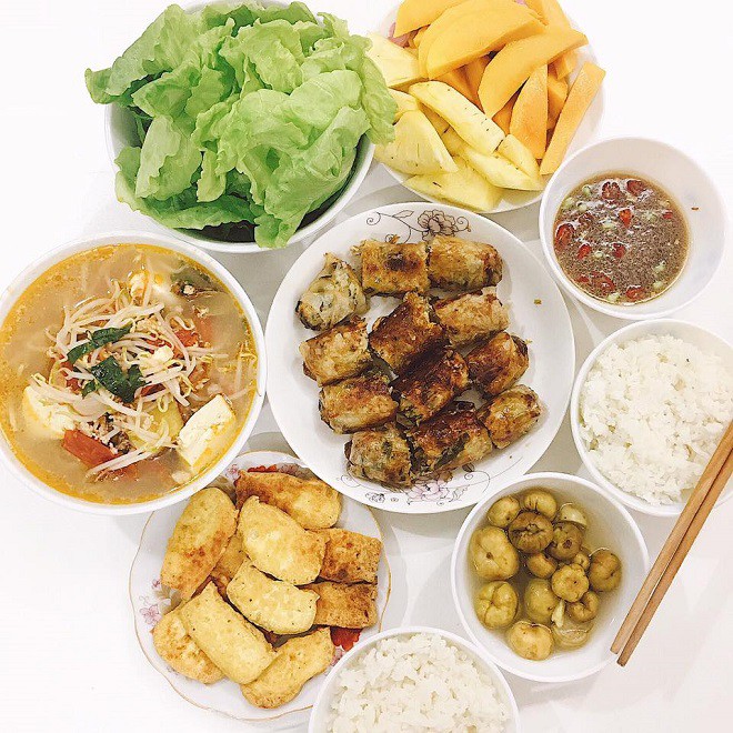 Nấu cho chồng ăn là chuyện xưa rồi, các chị giờ còn thi nhau khoe được chồng nấu cho mâm cơm toàn sơn hào hải vị