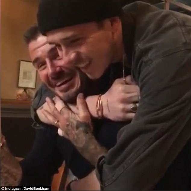 David Beckham hạnh phúc suýt bật khóc khi Brooklyn bất ngờ lặn lội về Anh mừng sinh nhật bố