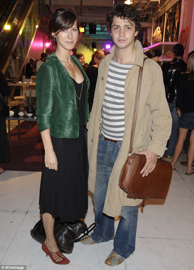 Tình yêu vợ chồng Doctor Strange: Sau 17 năm làm bạn mới nhận ra chúng ta thuộc về nhau!