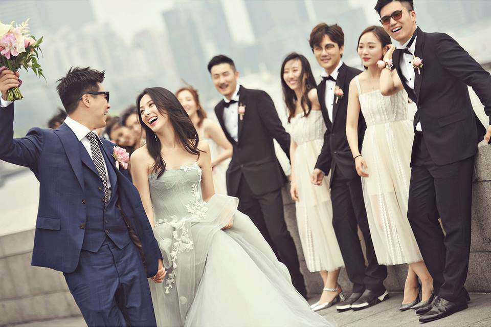 Cặp đôi kết hôn sau 15 năm quen biết khiến dân mạng tin ngôn tình là có thật