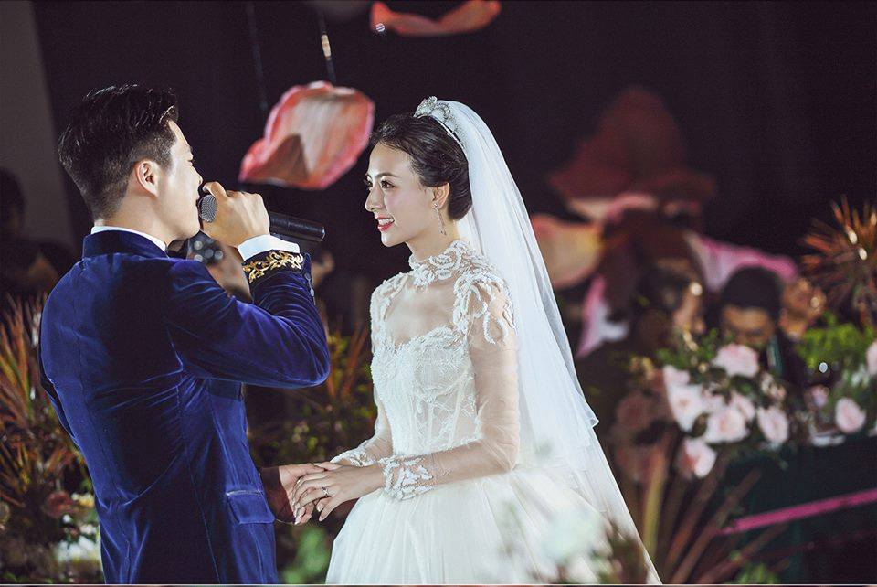 Cặp đôi kết hôn sau 15 năm quen biết khiến dân mạng tin ngôn tình là có thật