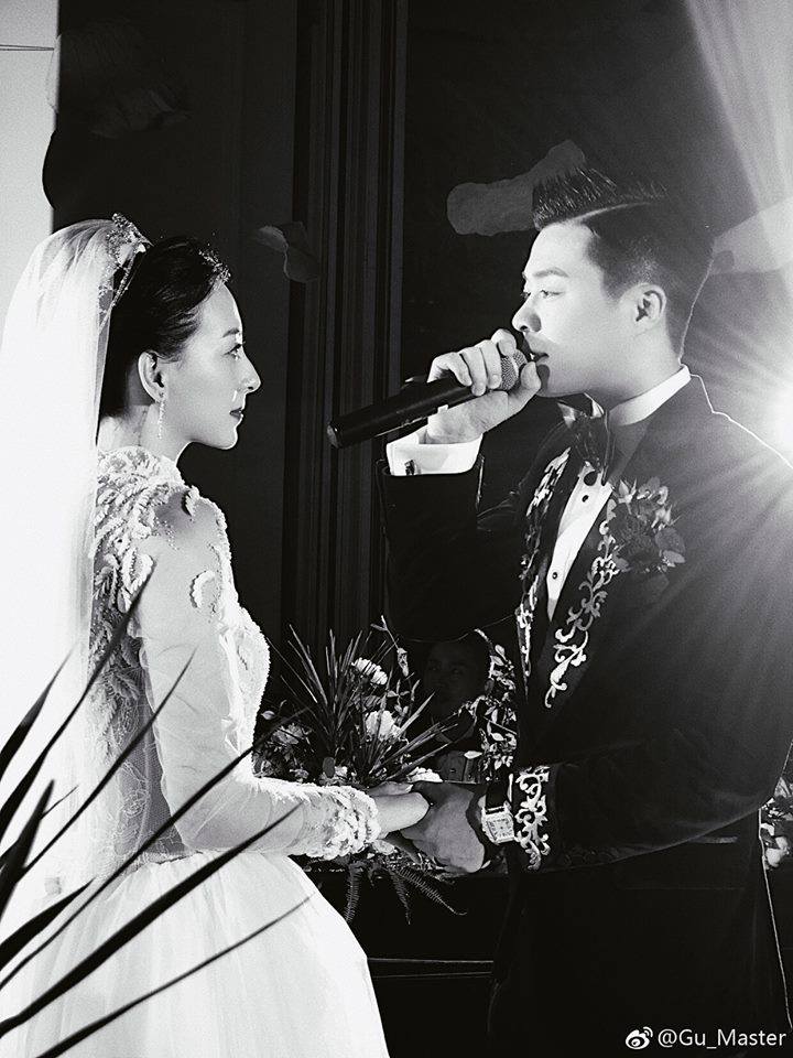 Cặp đôi kết hôn sau 15 năm quen biết khiến dân mạng tin ngôn tình là có thật