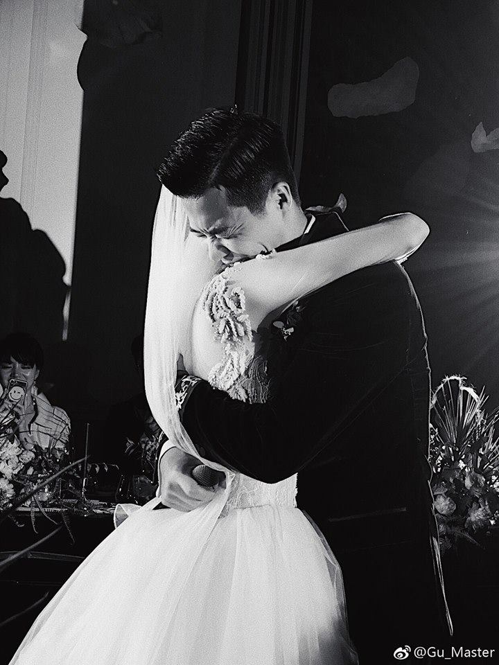 Cặp đôi kết hôn sau 15 năm quen biết khiến dân mạng tin ngôn tình là có thật