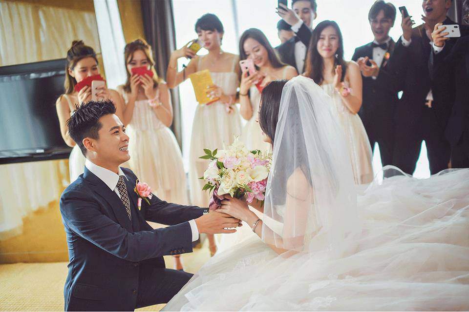 Cặp đôi kết hôn sau 15 năm quen biết khiến dân mạng tin ngôn tình là có thật