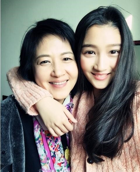 Bối rối vì được mẹ chồng tương lai tặng tiền vàng trị giá 310 triệu, nàng dâu trẻ còn bị mắng là khoe của