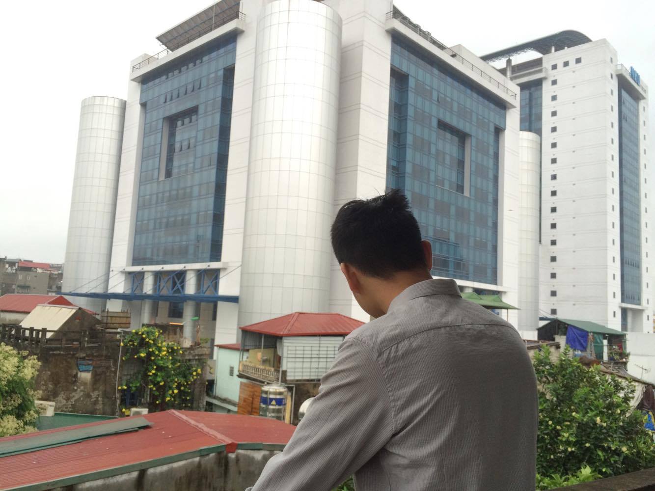 Tiệc sinh nhật lạ lùng của quý bà khiến nam tiếp viên karaoke tái mặt