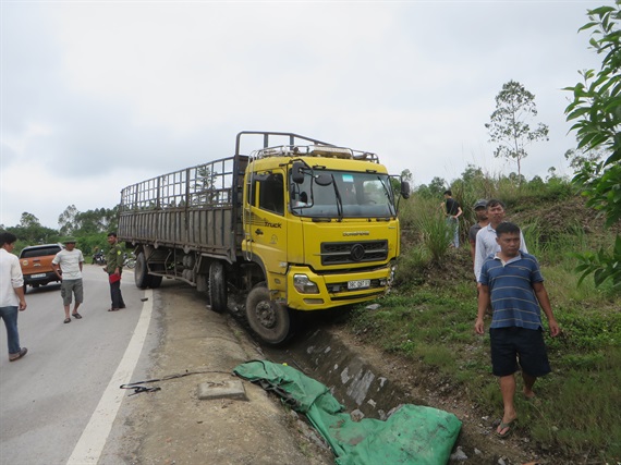 Xe tải lao từ dốc xuống cán nát xe máy, người đàn ông chết thảm