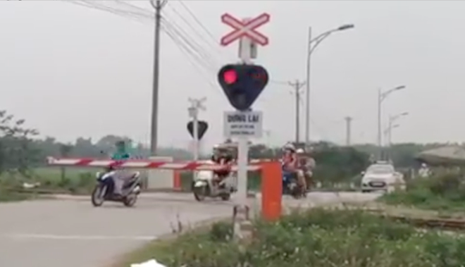 Hà Nội: Nguyên một binh đoàn ninja rủ nhau vượt đường tàu, mặc kệ cảnh báo