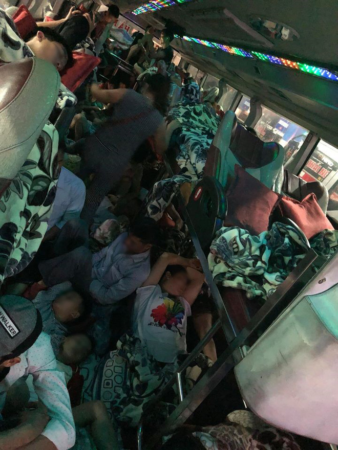 Chuyến xe 28 giường nhưng có đến 60 hành khách nằm chen chúc, nhìn thôi cũng thấy ngộp thở