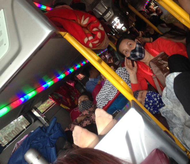 Chuyến xe 28 giường nhưng có đến 60 hành khách nằm chen chúc, nhìn thôi cũng thấy ngộp thở