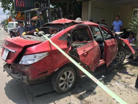 Xe ôtô của chủ quán karaoke nổ tung: Có hai người lạ