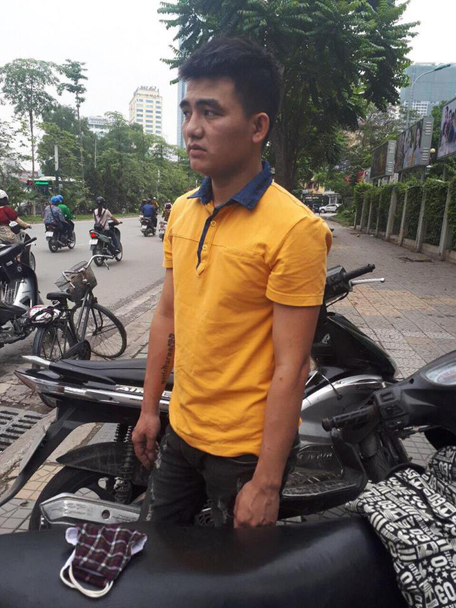 Hà Nội: Nam tài xế xe ôm truy đuổi, đạp ngã đối tượng cướp giật túi xách của nữ sinh Đại học