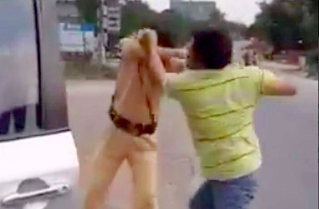 Khởi tố người vừa đánh CSGT vừa hô công an uýnh dân