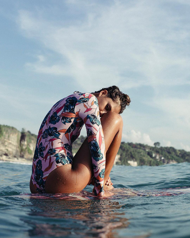 Nếu sợ đen, bạn hãy theo Kỳ Duyên và HHen Niê chọn kiểu áo bơi dài tay kín bưng mà vẫn sexy hết nấc Nếu sợ đen, bạn hãy theo Kỳ Duyên và HHen Niê chọn kiểu áo bơi dài tay kín bưng mà vẫn sexy hết nấc