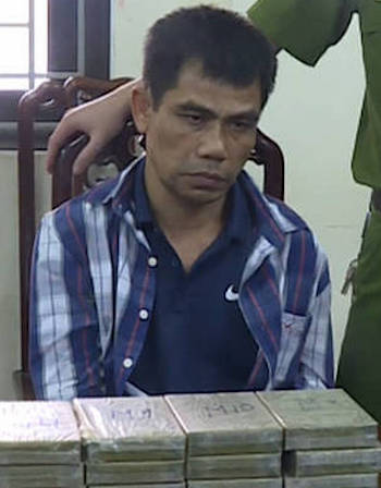 Cảnh sát bao vây kẻ mang súng, vận chuyển 12 bánh heroin