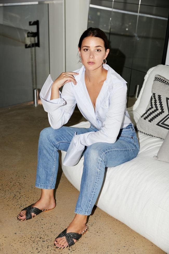 Đừng mặc cảm ngực lép, nàng ngực khủng không thể mặc đẹp 5 món đồ này bằng bạn!