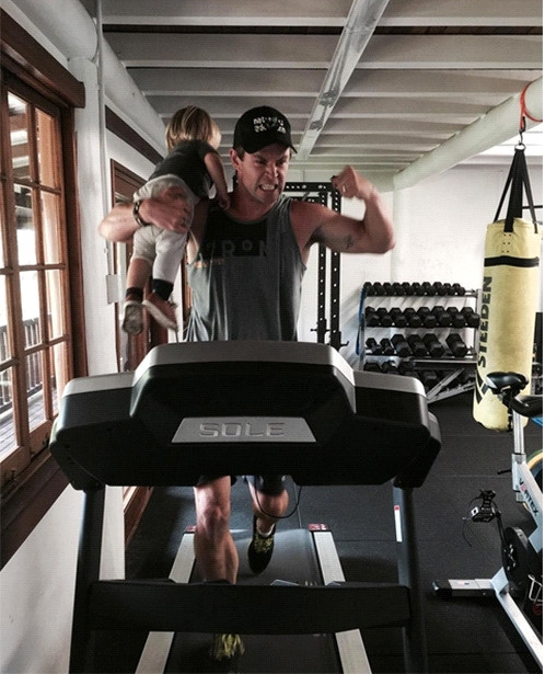 Loạt ảnh minh chứng Thor Chris Hemsworth là ông bố tuyệt vời