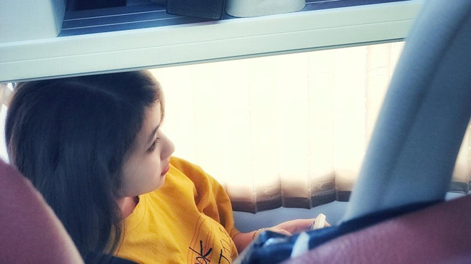 Lên mạng xin link cô gái đi chung chuyến xe vì xinh đẹp