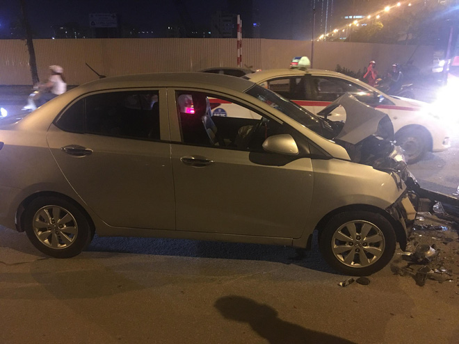 Hà Nội: Xe con đâm vào xe máy rồi bỏ chạy, đang chạy thì đâm vào đuôi xe tải vỡ nát đầu