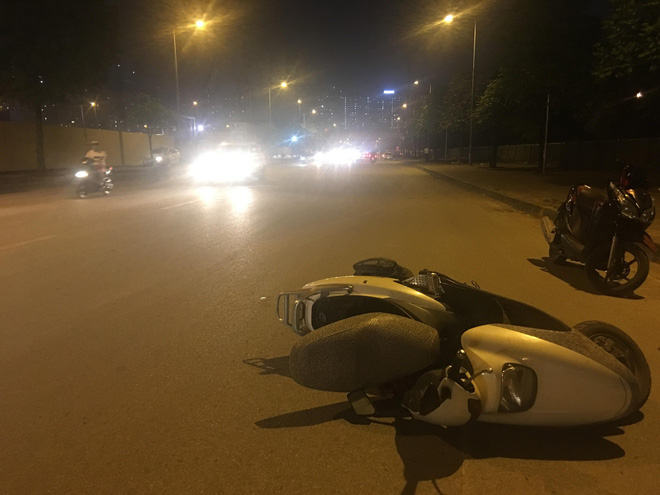 Hà Nội: Xe con đâm vào xe máy rồi bỏ chạy, đang chạy thì đâm vào đuôi xe tải vỡ nát đầu