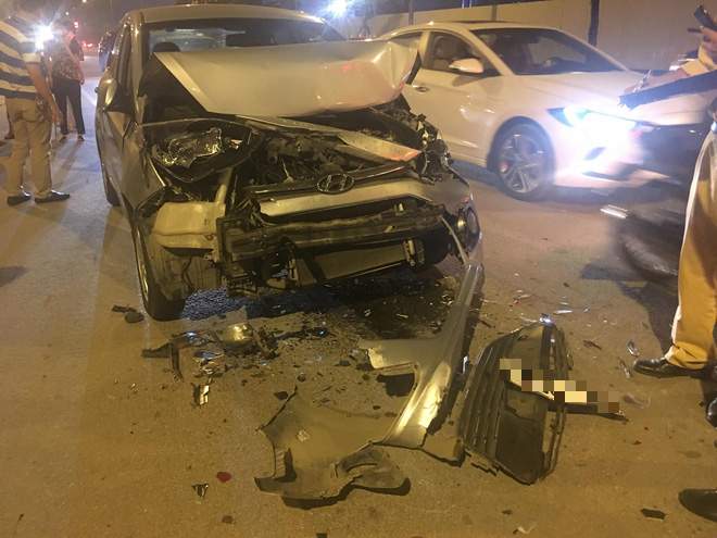 Hà Nội: Xe con đâm vào xe máy rồi bỏ chạy, đang chạy thì đâm vào đuôi xe tải vỡ nát đầu