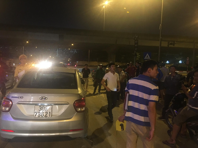 Hà Nội: Xe con đâm vào xe máy rồi bỏ chạy, đang chạy thì đâm vào đuôi xe tải vỡ nát đầu Hà Nội: Xe con đâm vào xe máy rồi bỏ chạy, đang chạy thì đâm vào đuôi xe tải vỡ nát đầu