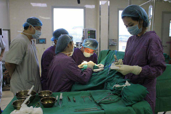 Hà Nội: Thanh niên ngồi nhậu bị bạn nhậu cắt đứt tai Hà Nội: Thanh niên ngồi nhậu bị bạn nhậu cắt đứt tai