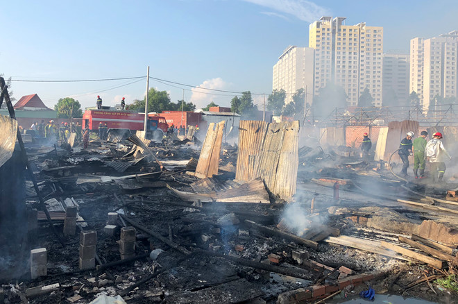20 lán trại của công nhân ở Sài Gòn bị cháy rụi