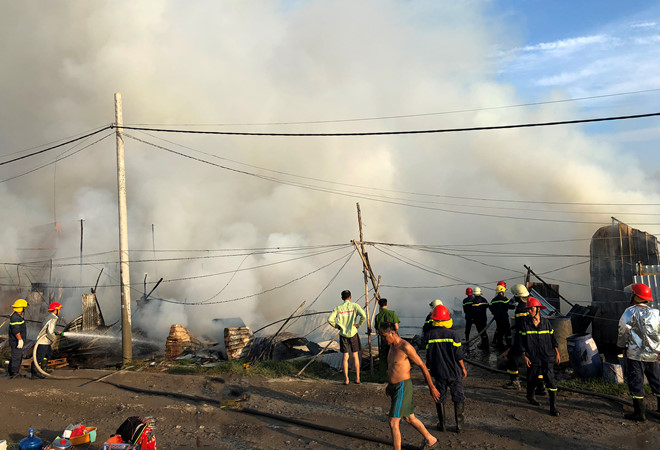 20 lán trại của công nhân ở Sài Gòn bị cháy rụi