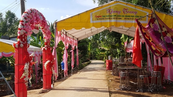 Mẹ cô dâu 12 tuổi hung dữ với đoàn kiểm tra, nhục mạ cả phóng viên