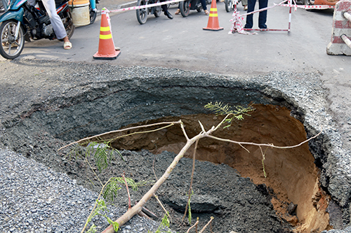Hố tử thần sâu 2 m ở trung tâm Nha Trang