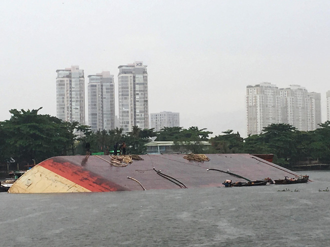 Xà lan 1.200 tấn lật úp giữa sông Sài Gòn trong mưa gió, lực lượng chức năng đang tích cực ứng cứu