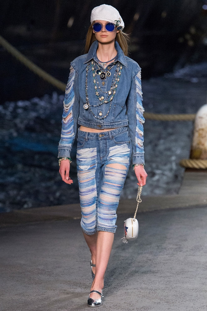 Chanel chạy theo trào lưu quần jeans rách bươm trong show diễn mới