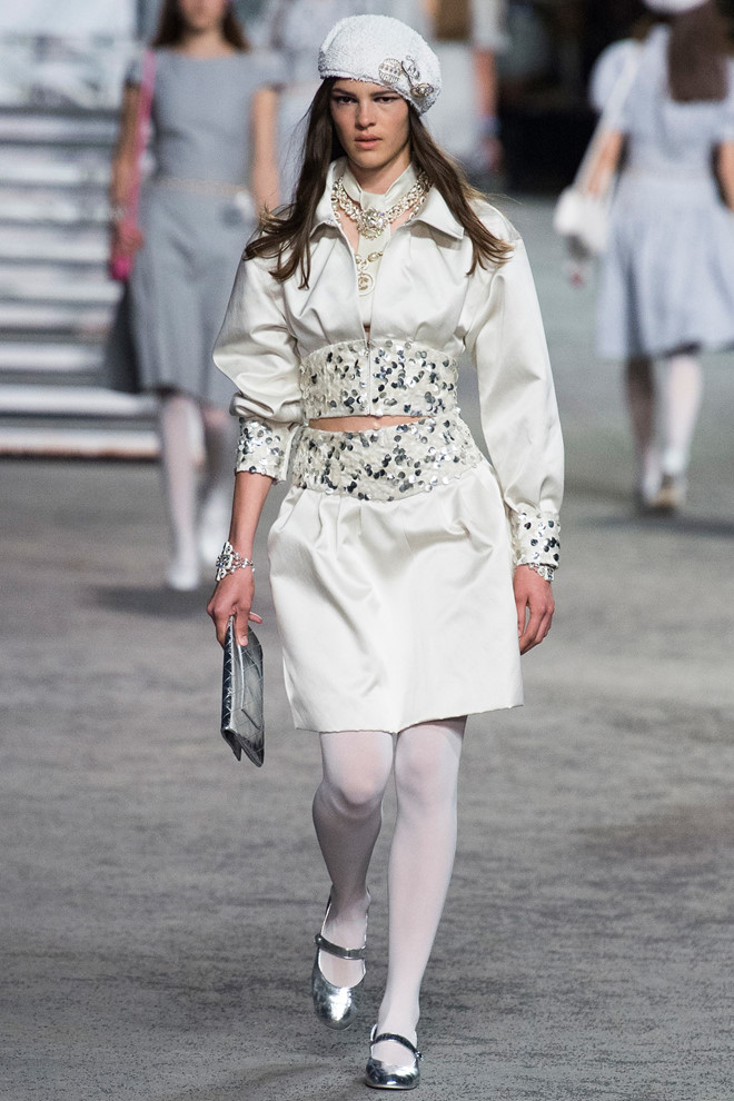 Chanel chạy theo trào lưu quần jeans rách bươm trong show diễn mới