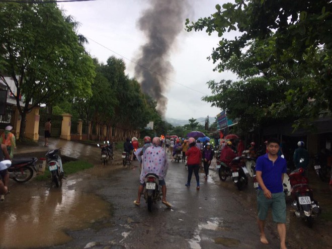 Cháy xe bồn sát cây xăng khiến nhiều người hoảng sợ