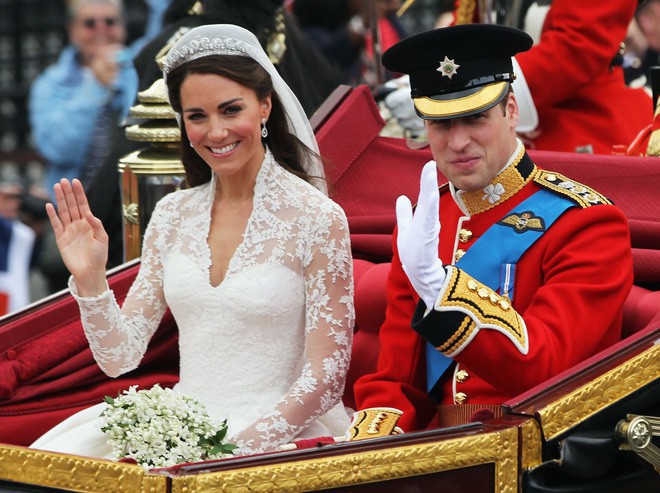 Lộ diện chiếc váy cưới trị giá hơn 3 tỷ đồng của cô dâu Hoàng gia Anh Meghan Markle Lộ diện chiếc váy cưới trị giá hơn 3 tỷ đồng của cô dâu Hoàng gia Anh Meghan Markle