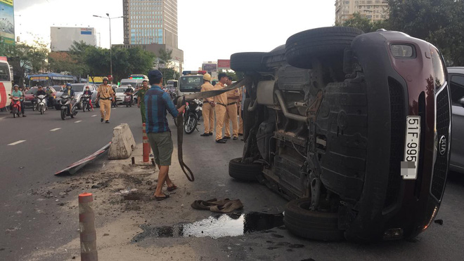 Xe ô tô lật ngang giữa đường sau khi mất lái tông trúng dải phân cách, tài xế bò ra khỏi xe kêu cứu