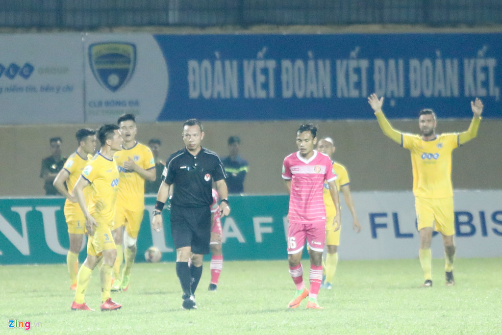 Trọng tài phải rời sân Thanh Hóa dưới sự hộ tống của cảnh sát cơ động