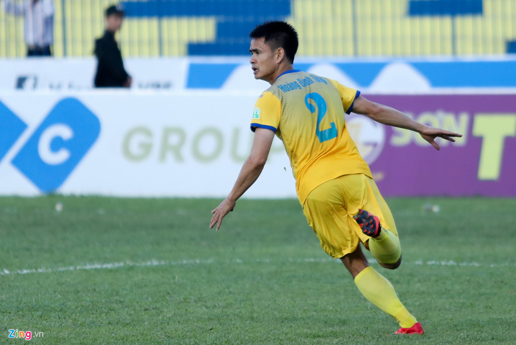 Trọng tài phải rời sân Thanh Hóa dưới sự hộ tống của cảnh sát cơ động