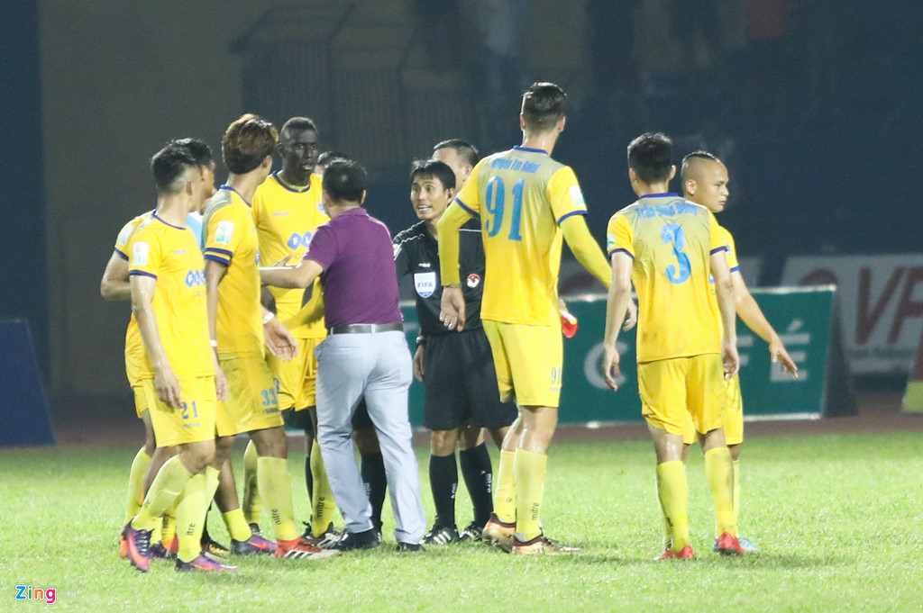Trọng tài phải rời sân Thanh Hóa dưới sự hộ tống của cảnh sát cơ động